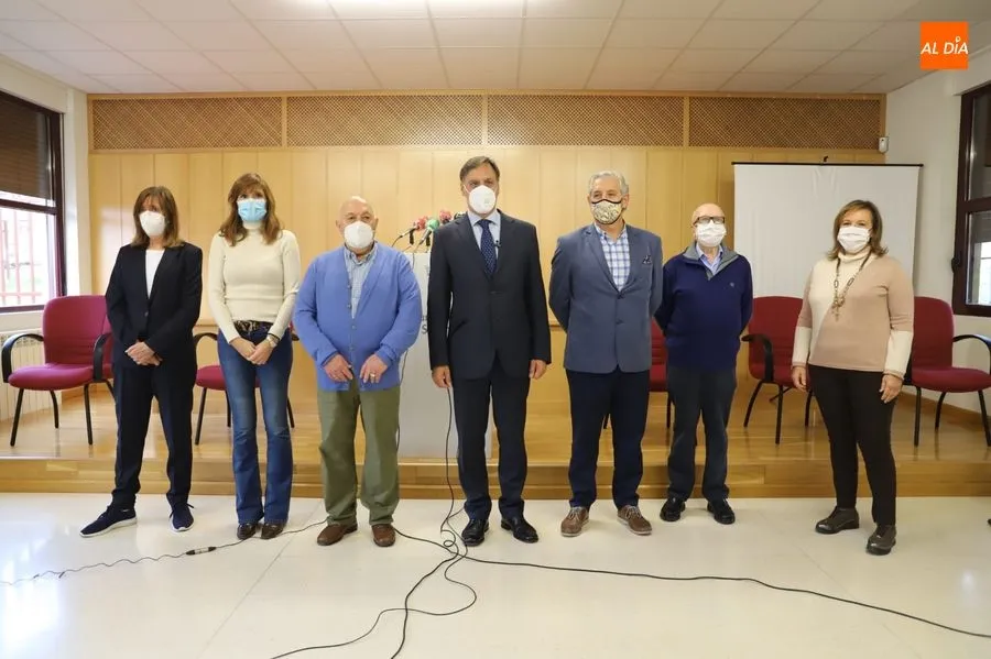 Presentación del Proyecto Edades en el centro cívico de Puente Ladrillo, con el alcalde, Carlos García Carbayo, en el centro. Foto de Lydia González