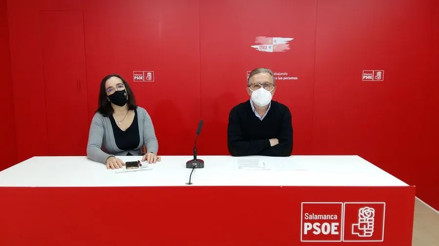El secretario de defensa del Estado de Bienestar en la ejecutiva provincial del PSOE de Salamanca, Fidel Francés, a la derecha, junto a la secretaria de educación en la dirección de los socialistas salmantinos, Inés Sánchez Pablos