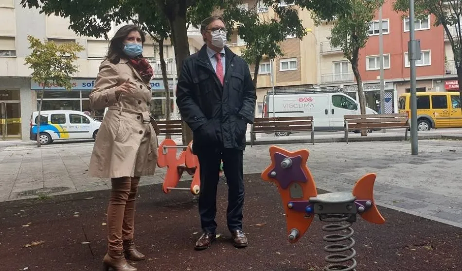 La concejal de Medio Ambiente, Miryam Rodríguez, y el alcalde, Carlos García Carbayo, en la Plaza del Poeta Claudio Rodríguez en Los Ovalle
