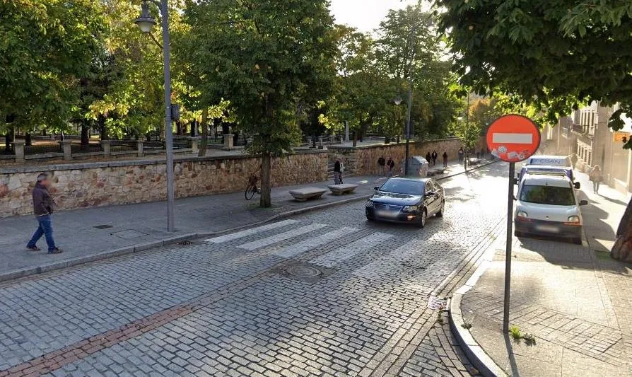Calle Ramón y Cajal, junto al parque de San Francisco. Foto de Google Maps