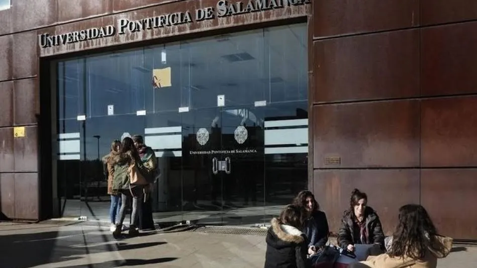 Alumnos de la UPSA frente a la Facultad de Comunicación - Archivo