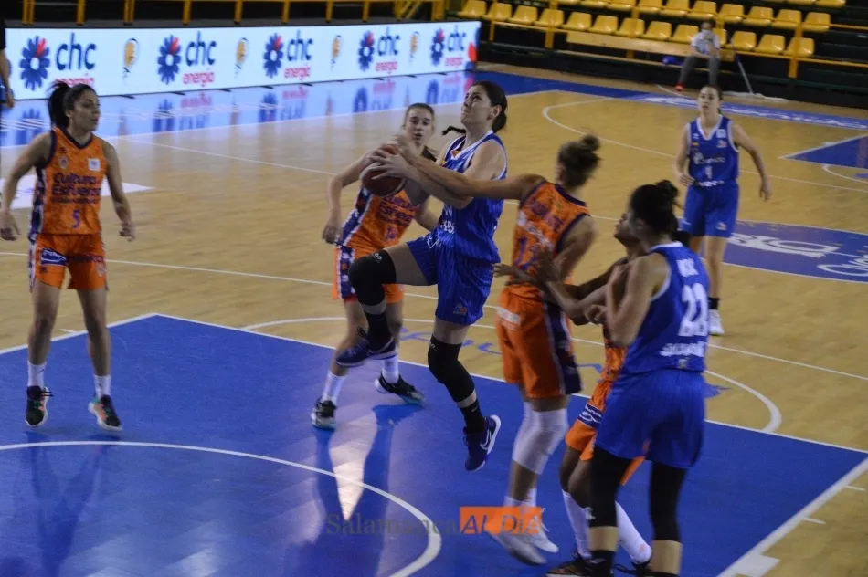 Una acción del encuentro entre el Perfumerías Avenida y el Valencia Basket / Carlos Cuervo