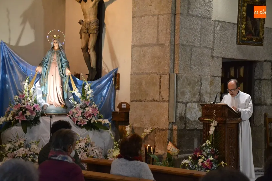 Foto 11 - Masiva asistencia de fieles al cierre de la Novena en honor a la Virgen de la Medalla Milagrosa  