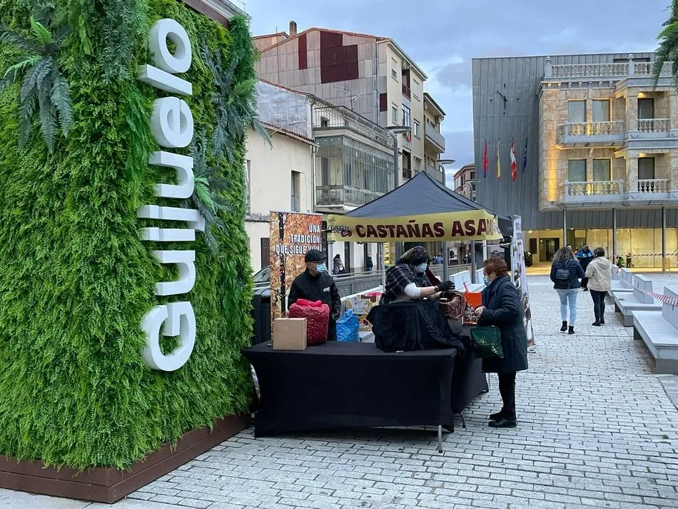 La castañada de Guijuelo no falta a su cita en la Plaza Mayor - Ayto. Guijuelo