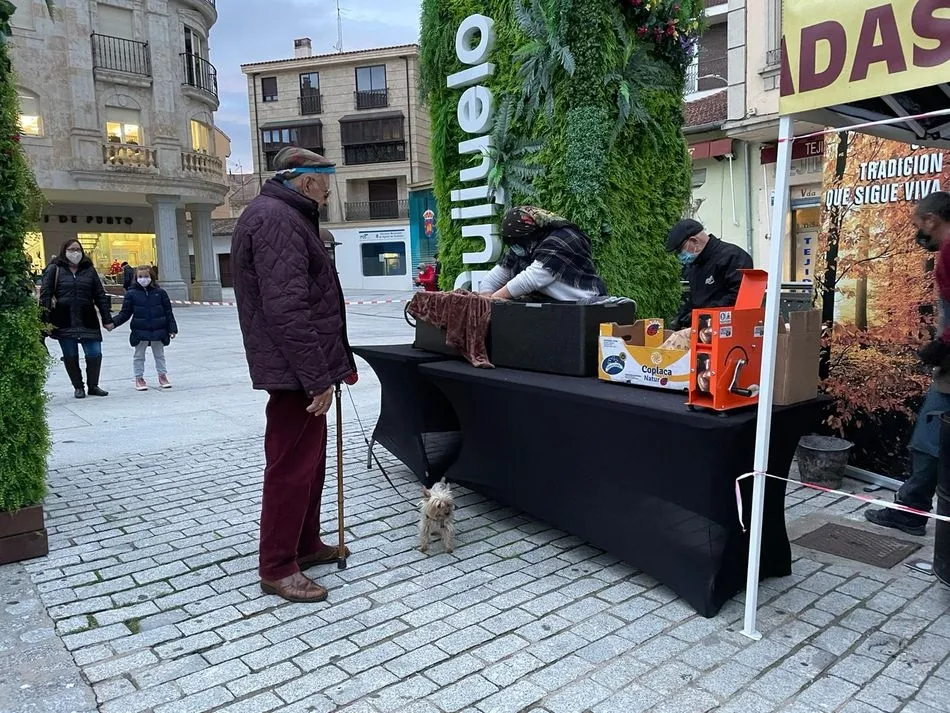 Foto 2 - Guijuelo celebra su popular casta&ntilde;ada en la Plaza Mayor