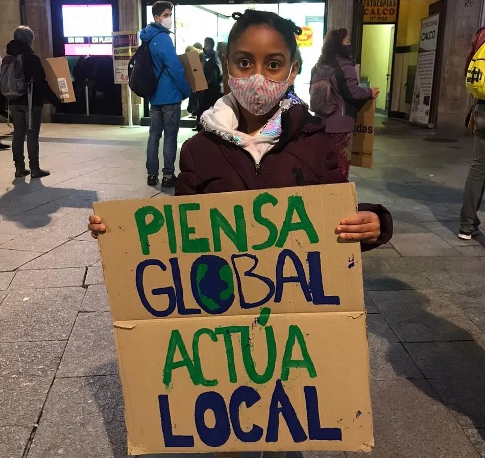 Foto 3 - Una manifestaci&oacute;n defiende el comercio local en Salamanca en pleno Black Friday