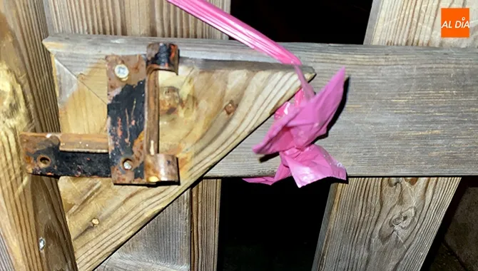 Foto 2 - &lsquo;Ingenio&rsquo; ciudadano para cerrar el pipic&aacute;n con bolsas de excrementos y salvar los destrozados...