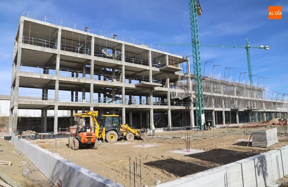 Obra de la residencia de mayores que la Junta está construyendo en la calle Santiago Madrigal. Foto de Lydia González