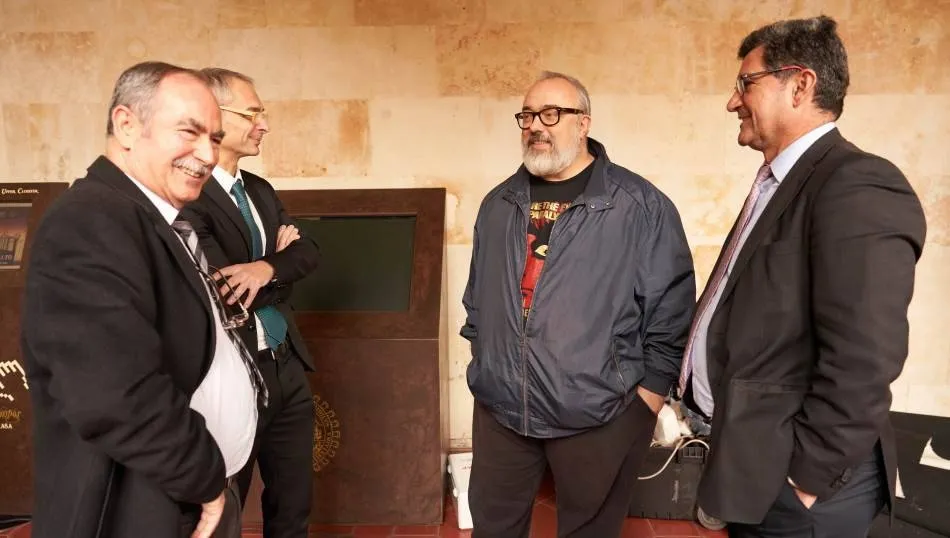 El cineasta De la Iglesia con el rector, Ricardo Rivero, durante el rodaje - Archivo