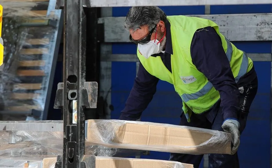 Un trabajador con medidas de protección contra el coronavirus - Archivo