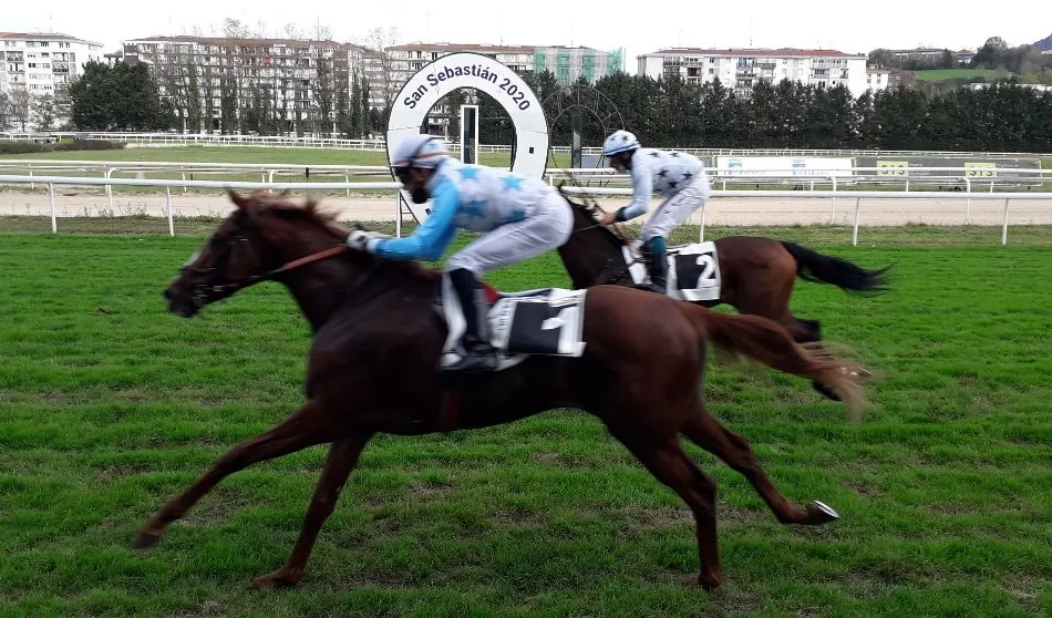 Llegada de la 1ª carrera del viernes en San Sebastián | Imagen: Twitter Hipódromo de San Sebastián
