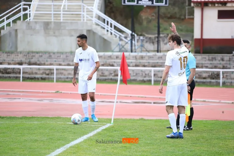 Foto 11 - El Ribert y el Ciudad Rodrigo firman las tablas en un derbi en el que se record&oacute; a Tabu (0-0)