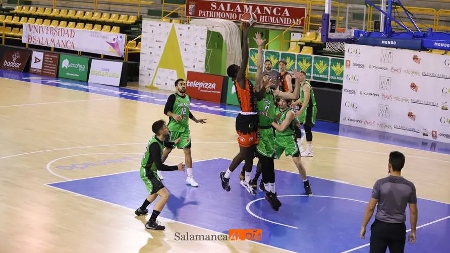 Un jugador del CB Tormes realiza un tiro en suspensión a una mano ante la fuerte oposición rival / Lydia González