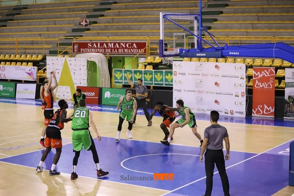 Foto 11 - El CB Tormes, l&iacute;der y &uacute;nico invicto tras una soberbia victoria ante Pi&eacute;lagos  
