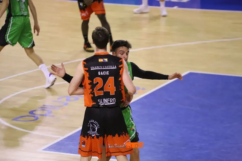 Foto 7 - El CB Tormes, l&iacute;der y &uacute;nico invicto tras una soberbia victoria ante Pi&eacute;lagos  