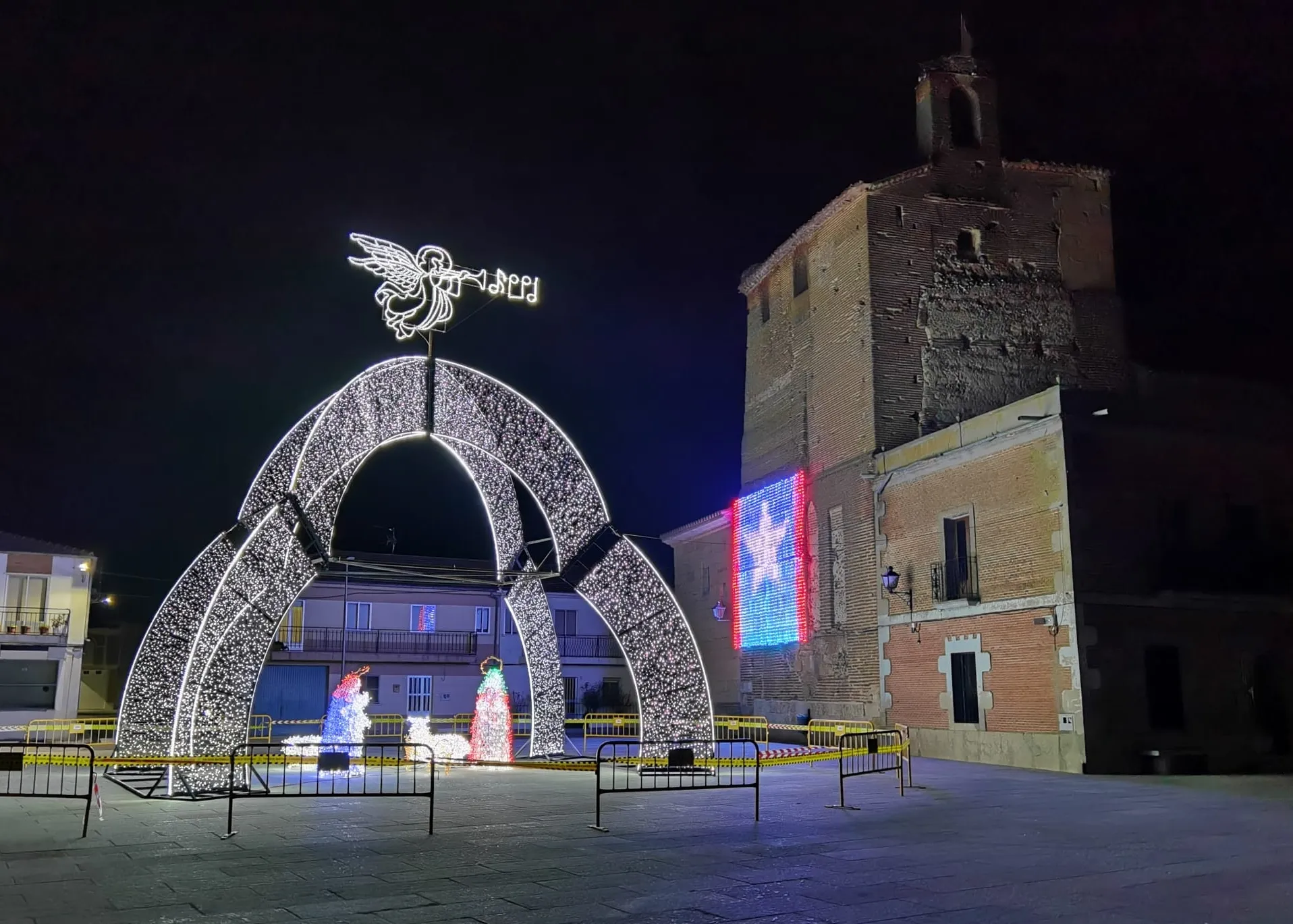 Foto 3 - Villoria pone &ldquo;luz a la tristeza que nos invade&rdquo; con luces especiales de Navidad  