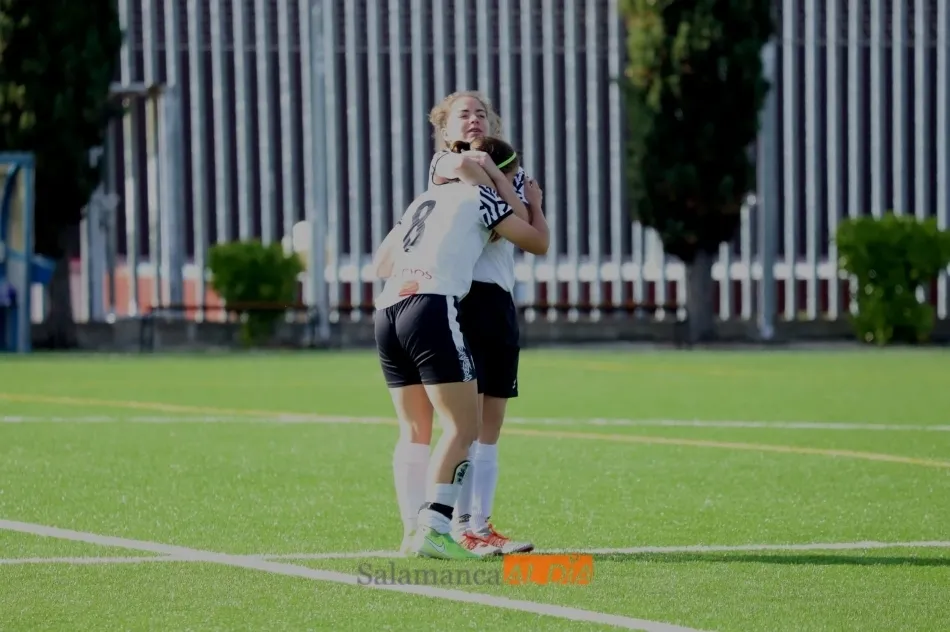 El Salamanca UDS Femenino celebra un gol / Lydia González