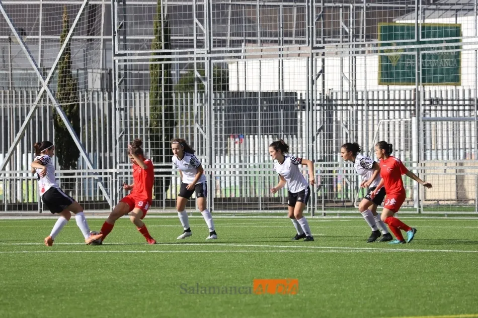 Foto 6 - Luna, con un doblete, y Lucy devuelven al Salamanca UDS Femenino al camino de la victoria frente al ...