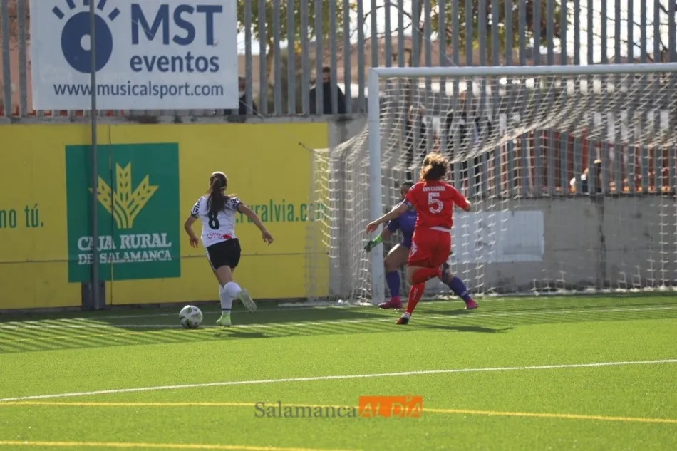 Foto 3 - Luna, con un doblete, y Lucy devuelven al Salamanca UDS Femenino al camino de la victoria frente al ...