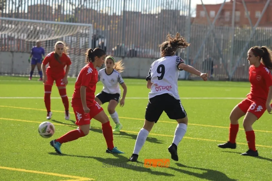 Foto 2 - Luna, con un doblete, y Lucy devuelven al Salamanca UDS Femenino al camino de la victoria frente al ...