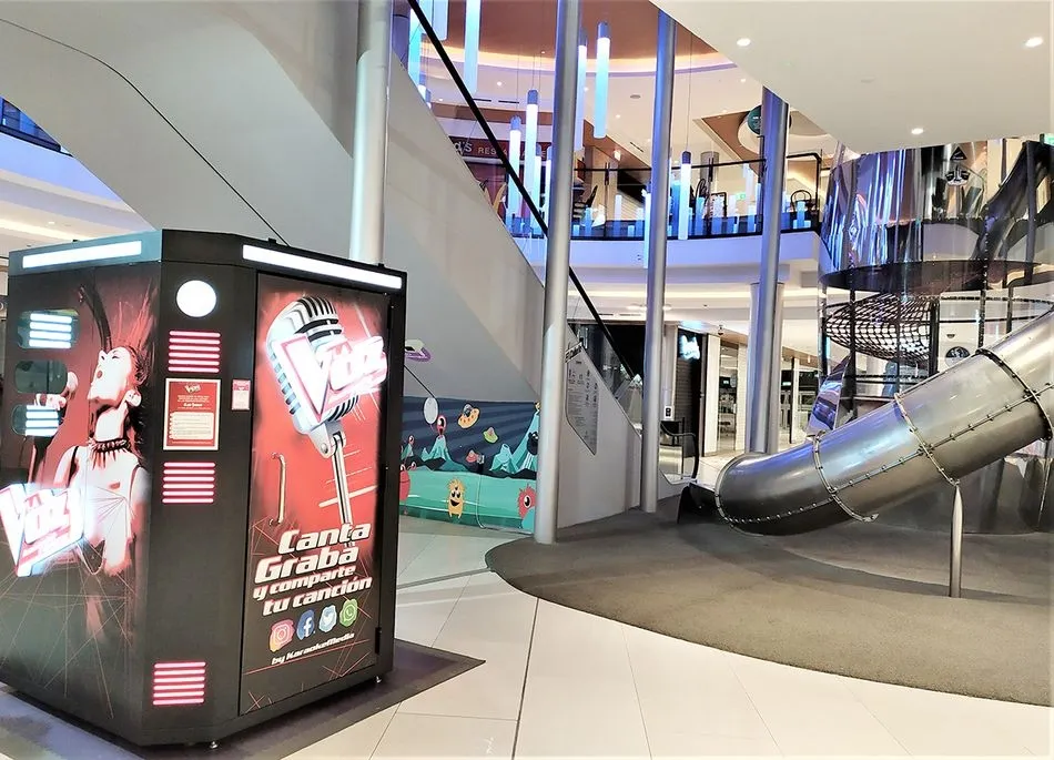 Foto 2 - El Centro Comercial El Tormes cuenta ya con&nbsp;una cabina oficial de La Voz