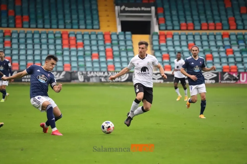 Fernando Llorente pelea por un balón / Lydia González
