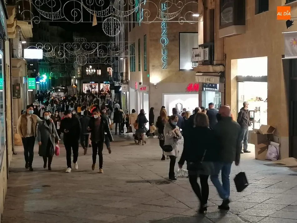 Público en las calles de Salamanca - Archivo