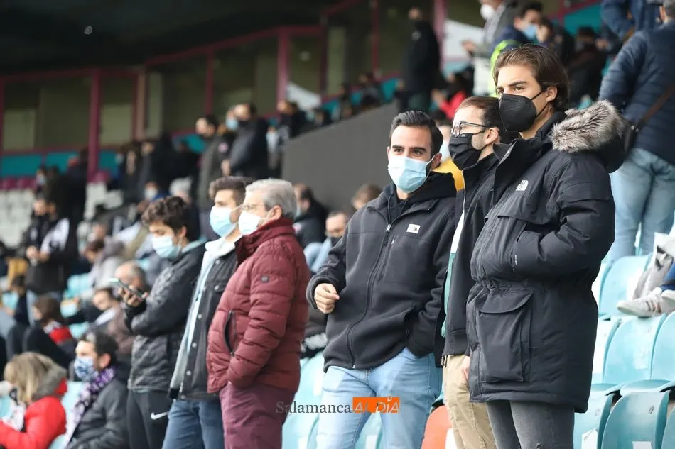 Foto 10 - El Helm&aacute;ntico descarga su rabia con pitos a la plantilla por la dura derrota con el Celta &lsquo;B&rsquo;&nbsp;