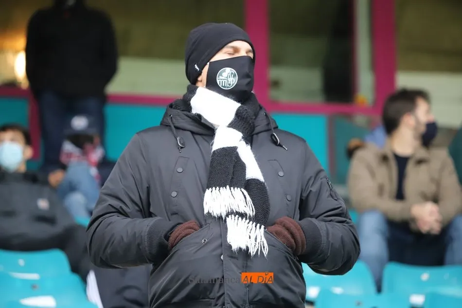 Foto 8 - El Helm&aacute;ntico descarga su rabia con pitos a la plantilla por la dura derrota con el Celta &lsquo;B&rsquo;&nbsp;