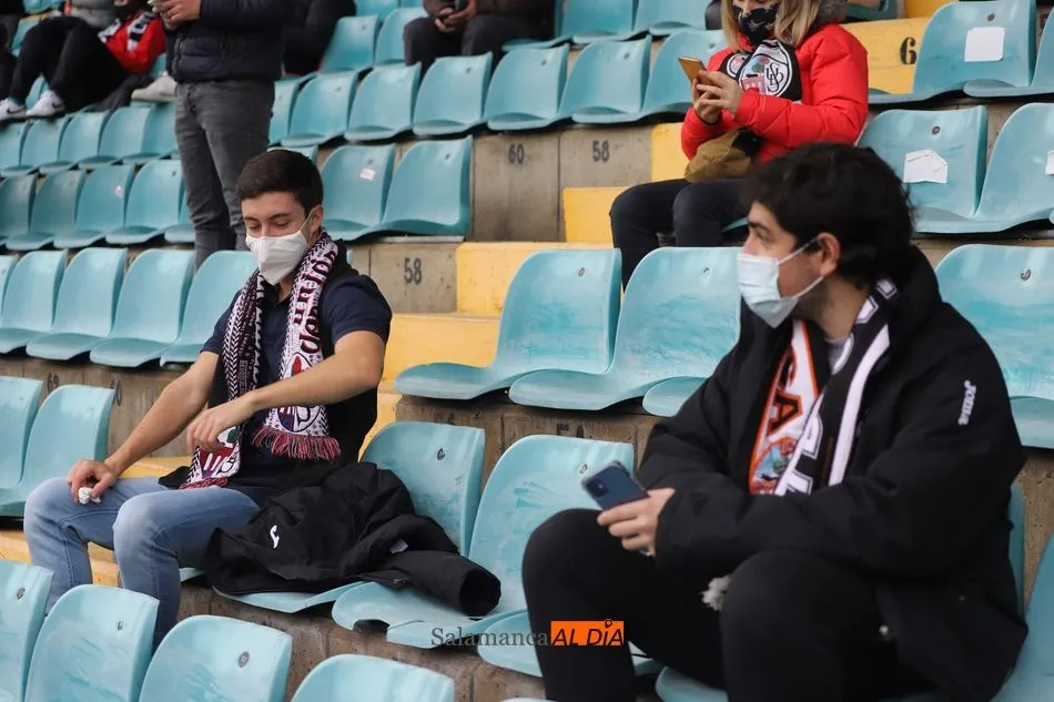 Foto 4 - El Helm&aacute;ntico descarga su rabia con pitos a la plantilla por la dura derrota con el Celta &lsquo;B&rsquo;&nbsp;