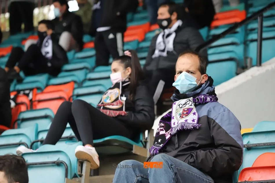 Foto 2 - El Helm&aacute;ntico descarga su rabia con pitos a la plantilla por la dura derrota con el Celta &lsquo;B&rsquo;&nbsp;