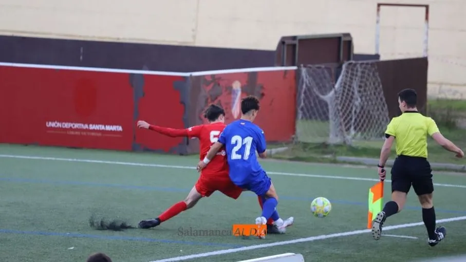 Dos jugadores pelean por el balón / Lydia González