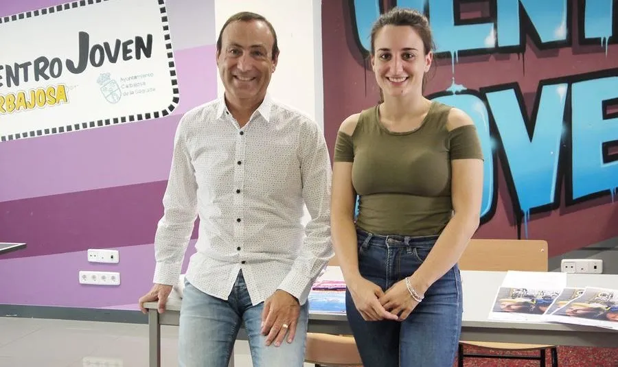 Foto de archivo de la presentación de la semana de la Juventud (del año 2019) con el alcalde Carbajosa y la concejala de Educación, Pedro Samuel Martín y Alba Hernández Masvidal respectivamente