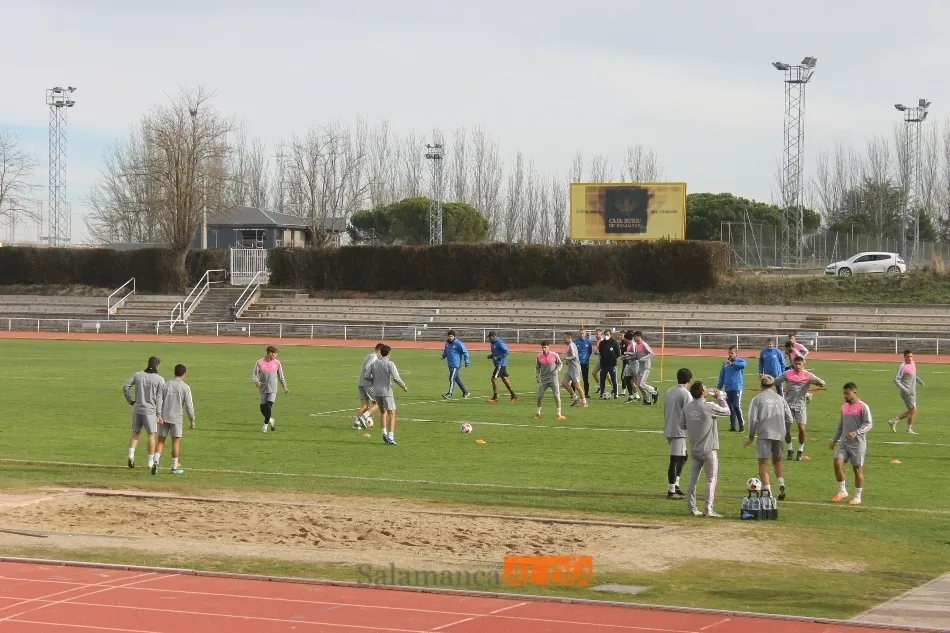 Foto 7 - Caras largas en el entrenamiento del Salamanca UDS despu&eacute;s del despido de Mon&aacute;rrez
