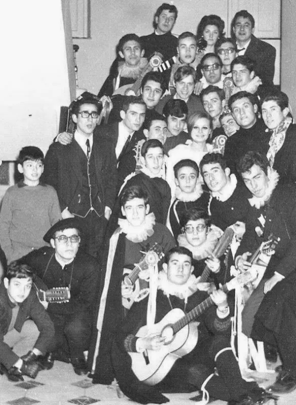 Foto 5 - La tunos salmantinos con Roc&iacute;o Durcal y Manuel Ben&iacute;tez &lsquo;El Cordob&eacute;s&rsquo; en los a&ntilde;os 60