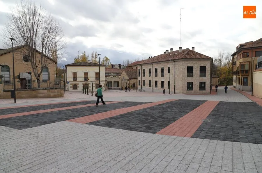 Aparcamiento para autobuses turísticos junto al Museo de Automoción, en la plaza del Mercado Viejo. Foto de Lydia González