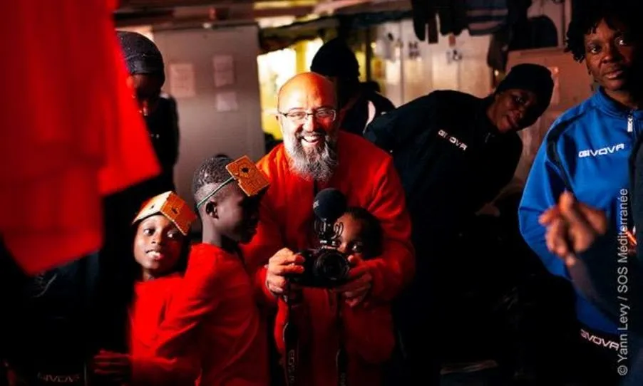 El reportero Javier Martín en uno de sus reportajes con emigrantes africanos. Foto de Yan Levy / SOS Mediterraneé