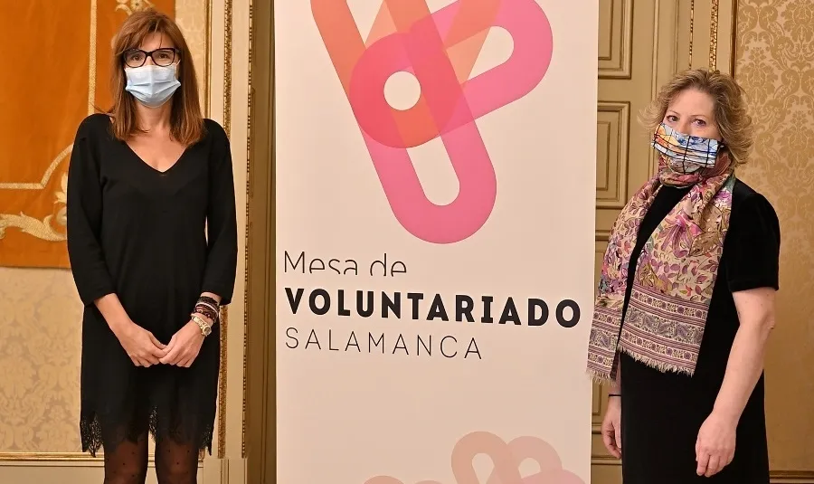 La concejal de Participación Social y Voluntariado en el Ayuntamiento de Salamanca, Almudena Parres, acompañada por la representante de la Mesa de Voluntariado Rosa Hernández