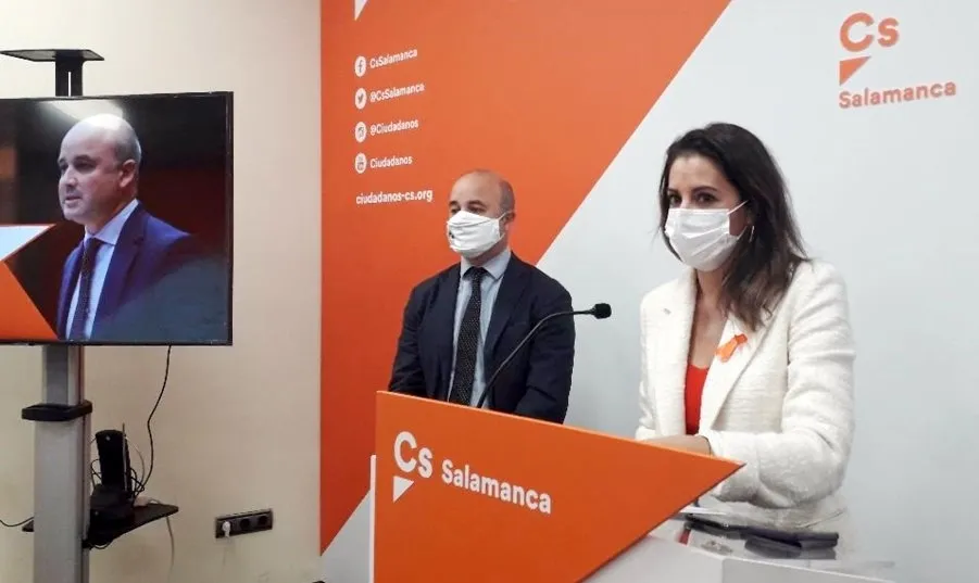 Rueda de prensa de los procuradores autonómicos de Ciudadanos Salamanca, David Castaño y María Montero. Foto EP