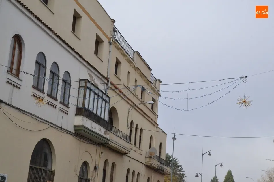 La Avenida Conde de Foxá ya tiene desplegada su nueva iluminación navideña  