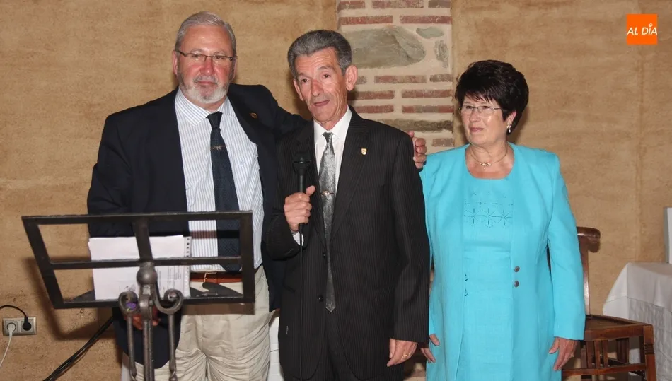 Pablo Checa junto a su esposa Nina y el presidente de la Federación de Caza de Castilla y León / CORRAL