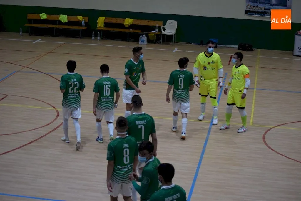 Salida al terreno de juego de los jugadores del Piensos Durán Albense / Pedro Zaballos