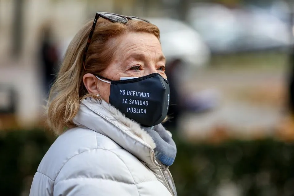 Una mujer lleva una mascarilla donde se lee yo defiendo la sanidad pública. Foto: EP