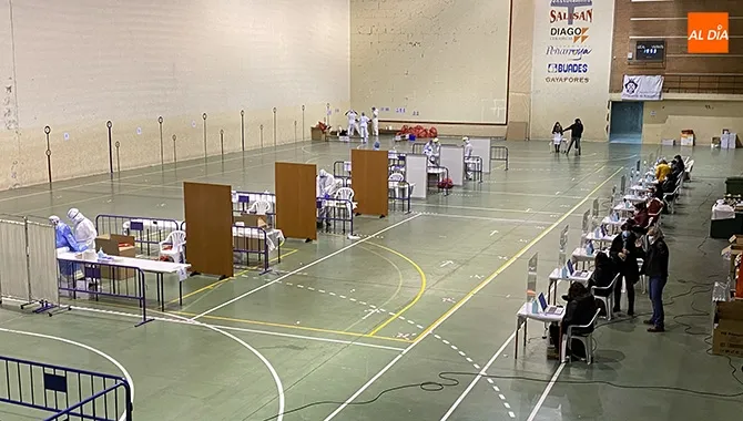 El pabellón Miguel Ángel Jiménez Barcala acogía el segundo día de cribado masivo en Peñaranda