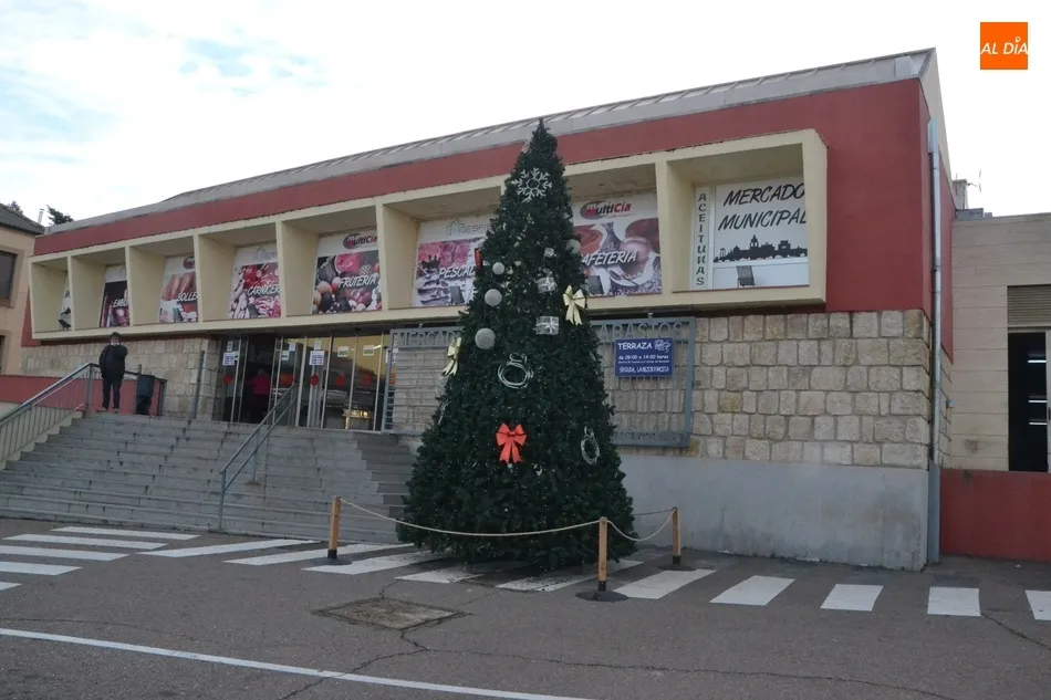Foto 5 - El &Aacute;rbol de Navidad del Ayuntamiento hace parada este a&ntilde;o en el Mercado de Abastos  