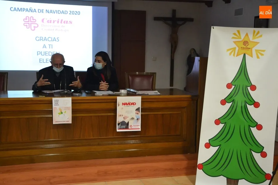 Foto 4 - C&aacute;ritas repartir&aacute; por la Di&oacute;cesis &aacute;rboles navide&ntilde;os para que la ciudadan&iacute;a compre bolas...