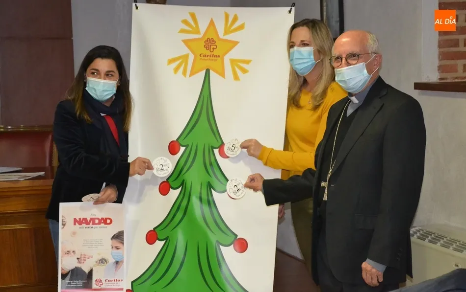 Cáritas repartirá por la Diócesis árboles navideños para que la ciudadanía compre bolas...