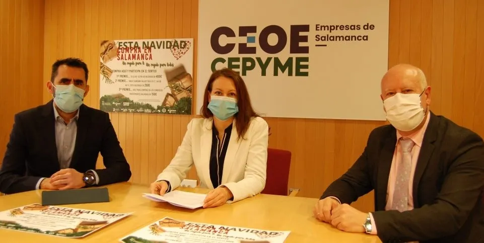La presidenta de la Asociación Salmantina de Empresarios de Comercio Vario (Asecov), Soledad Gómez,junto al concejal de Comercio, Juan José Sánchez, a la derecha, y el secretario general de CEOE-CEPYME Salamanca, Víctor Yenes