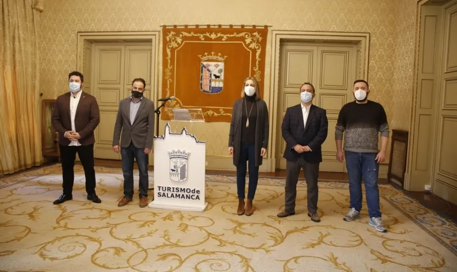 La directora general de Turismo de Castilla y León, María Estrella Torrecilla, en el centro junto al presidente de la Asociación de Maestres de Cocina de Castilla y León, César Boal, el concejal de Turismo, Fernando Castaño, el diputado de Turismo, Javier