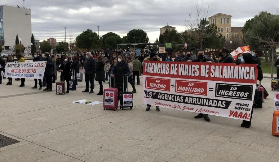 Concentración del sector de agencias de viaje frente a las Cortes de Castilla y León. Foto EP